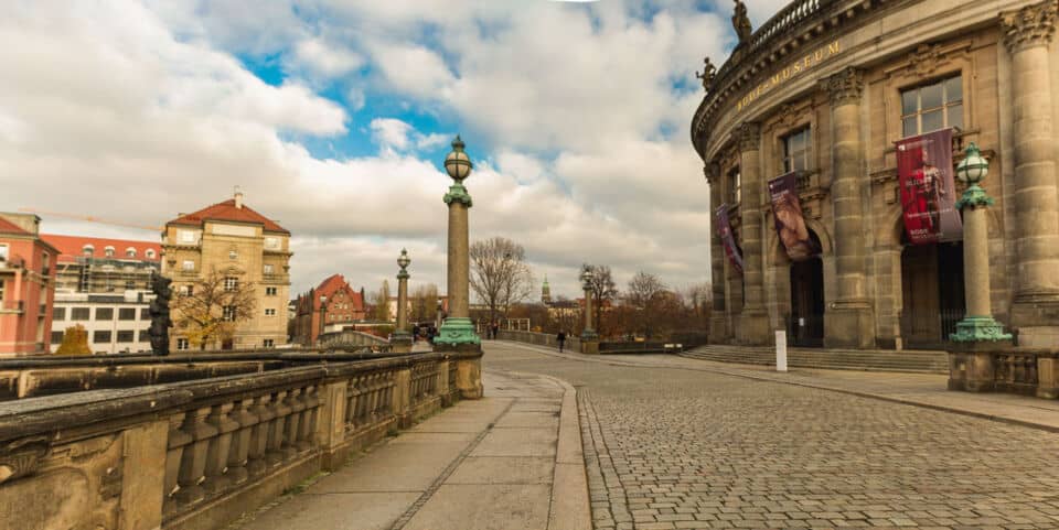 When Beth Harmon went to Paris in 1967, some outside shots are used to transport the audience from the US straight into Europe. One of the shots was easy to recognize for us since it showed a piece of the Museum Island, in the heart of Berlin. 