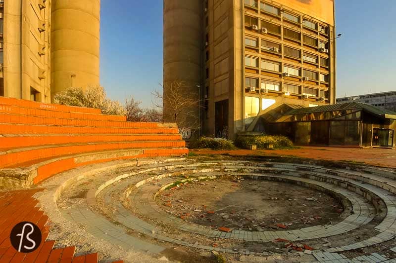 The building can be found in the area known as New Belgrade, at 41-43 Narodnih Heroja street. Since it sits in a corner next to the A3 Motorway, also known as the European route E75, it can be easily reached by car. But since we don't drive and like to explore cities at a slow pace, we walked from the city centre until we reached the tower. We crossed the Sava River, saw some interesting looking buildings in New Belgrade and finally got to the Genex Tower. 