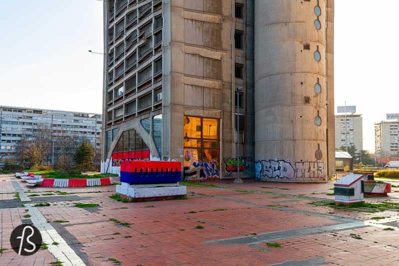 The building can be found in the area known as New Belgrade, at 41-43 Narodnih Heroja street. Since it sits in a corner next to the A3 Motorway, also known as the European route E75, it can be easily reached by car. But since we don't drive and like to explore cities at a slow pace, we walked from the city centre until we reached the tower. We crossed the Sava River, saw some interesting looking buildings in New Belgrade and finally got to the Genex Tower. 