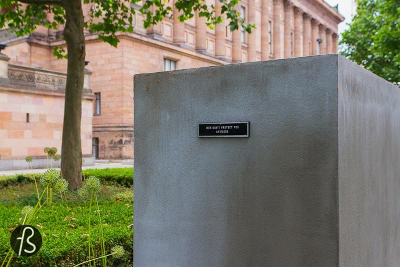 Men Don’t Protect You Anymore by Jenny Holzer consists of a small aluminium plaque, no more than 75 by 255 mm. That bears the words Men Don’t Protect You Anymore on an empty pedestal. This artwork is part of a series created by Jenny Holzer from 1983 to 1985. It comments on gender and the debate on the visibility of women artists.