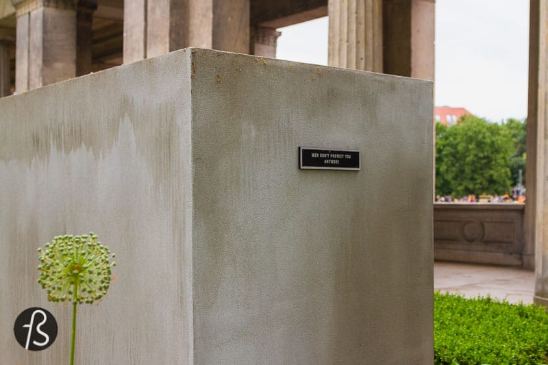 Men Don’t Protect You Anymore by Jenny Holzer consists of a small aluminium plaque, no more than 75 by 255 mm. That bears the words Men Don’t Protect You Anymore on an empty pedestal. This artwork is part of a series created by Jenny Holzer from 1983 to 1985. It comments on gender and the debate on the visibility of women artists.