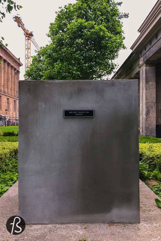 Men Don’t Protect You Anymore by Jenny Holzer consists of a small aluminium plaque, no more than 75 by 255 mm. That bears the words Men Don’t Protect You Anymore on an empty pedestal. This artwork is part of a series created by Jenny Holzer from 1983 to 1985. It comments on gender and the debate on the visibility of women artists.