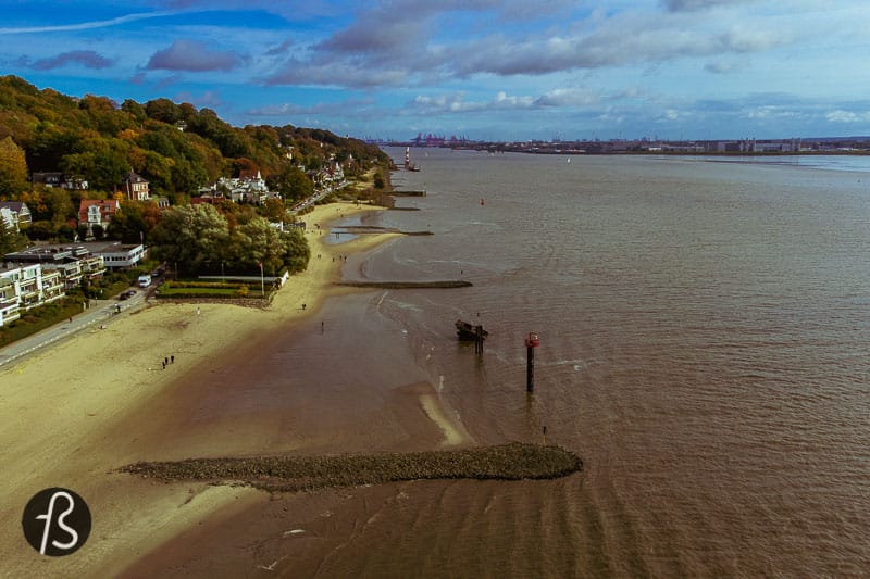 When we visited Hamburg in the Fall of 2021, these shipwrecks were the first thing we wanted to see. Mainly because it felt so surreal to know that there are ships in this state on the Elbe, not that far away from the city centre in Hamburg. And that you can easily spot them when you walk along the beach.