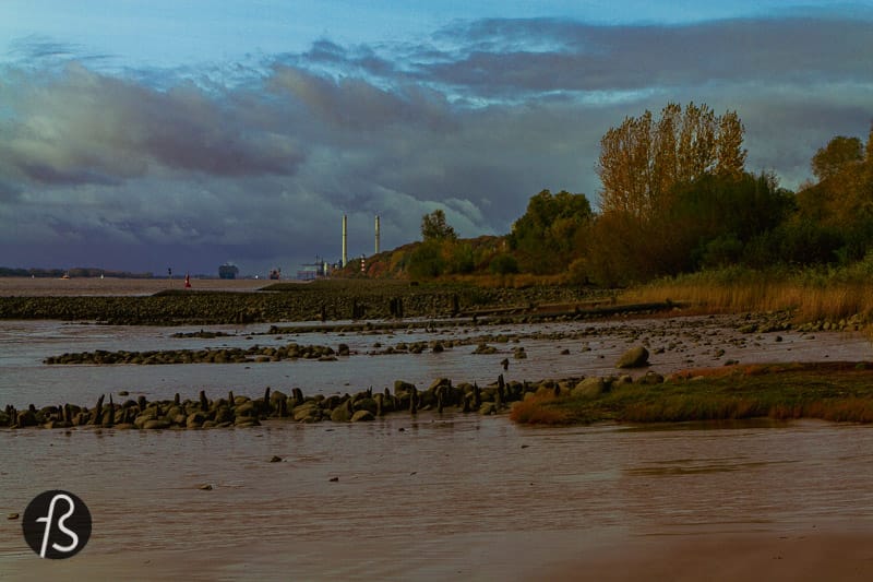 When we visited Hamburg in the Fall of 2021, these shipwrecks were the first thing we wanted to see. Mainly because it felt so surreal to know that there are ships in this state on the Elbe, not that far away from the city centre in Hamburg. And that you can easily spot them when you walk along the beach.