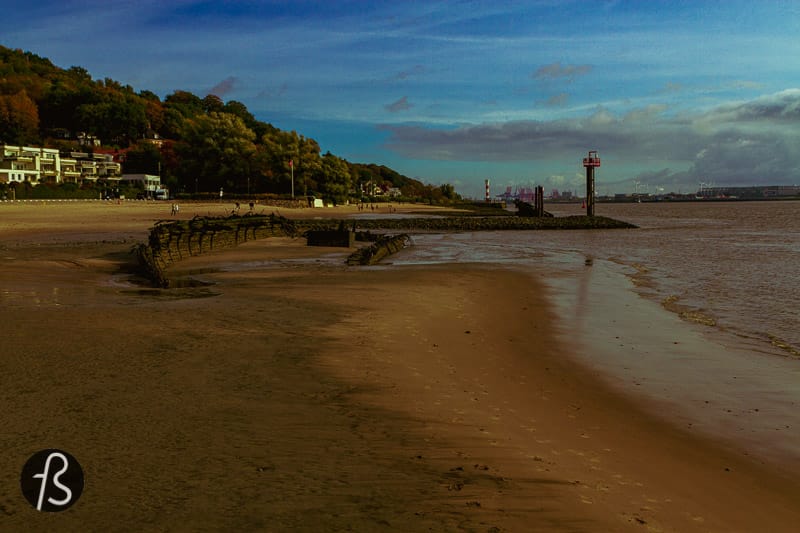 If you want to visit the Blankenese Shipwrecks, they are easily reachable from Hamburg by public transport. You can take the S-Bahn from Altona straight into Blankenese. From the station, you can walk down to the beach through this gorgeous neighbourhood filled with cute houses that follow down the hill. 