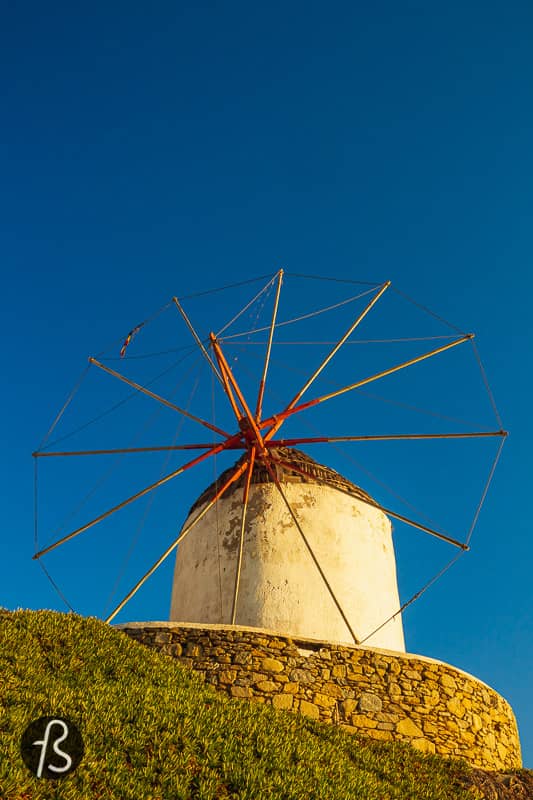 We were in Mykonos in the summer of 2021, exploring the Aegean sea island while onboard Running on Waves. When we reached Mykonos, we had a small list of places to visit, and the windmills of Mykonos were high on that list. Mainly because we have seen them online and they looked gorgeous and, second, because we visited windmills in Berlin before. This is something that we do whenever we travel somewhere.