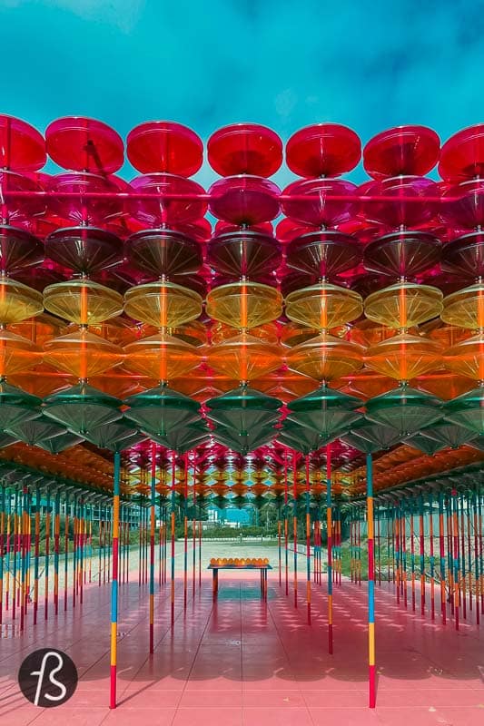 Filtered Rays was designed as a permanent pavilion for the Hotel Estrel Berlin. However, Yinka Ilori chose to develop the project in a collapsible way so that the entire place could be dismantled and transported to another location.