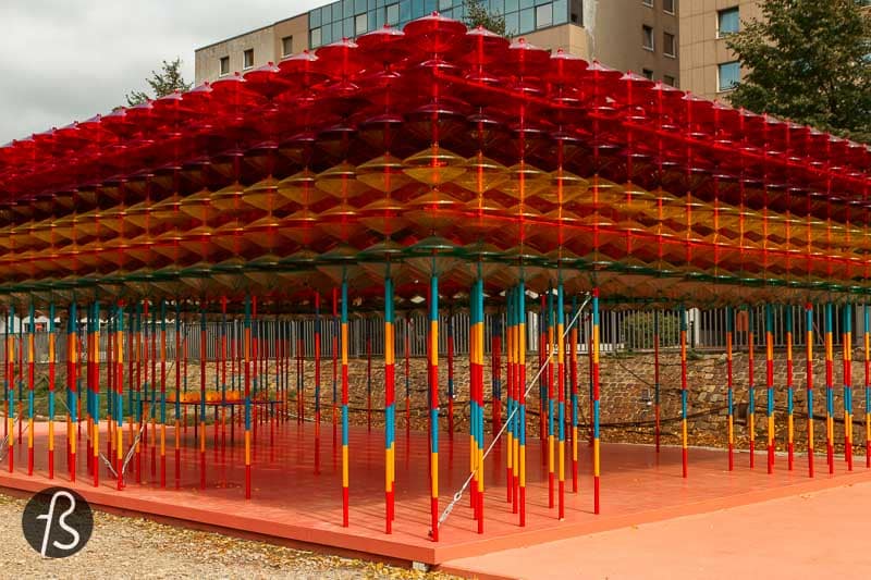 Filtered Rays are located on the edge of an area where the expansion of a road circle is being built. The area has been covered in fences and in the works for years. I visited the place a few days ago during a bike ride through my neighborhood. I found it strange to come across this colorful pavilion in the middle of a not very inhabited neighborhood area.
