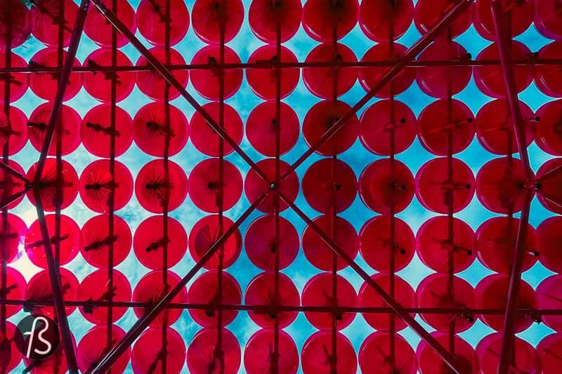 Filtered Rays are located on the edge of an area where the expansion of a road circle is being built. The area has been covered in fences and in the works for years. I visited the place a few days ago during a bike ride through my neighborhood. I found it strange to come across this colorful pavilion in the middle of a not very inhabited neighborhood area.