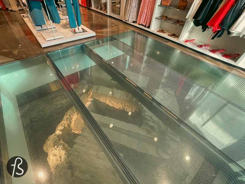 If you go to the Zara store on Stadiou Street, you can see the ruins of an ancient roman tomb from the first step you take inside. Just look down as you enter, and you will see the reinforced glass floor. From there, you’ll have a unique perspective of these ruins.