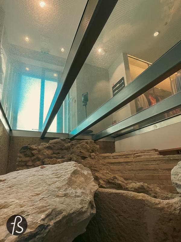If you go to the Zara store on Stadiou Street, you can see the ruins of an ancient roman tomb from the first step you take inside. Just look down as you enter, and you will see the reinforced glass floor. From there, you’ll have a unique perspective of these ruins.