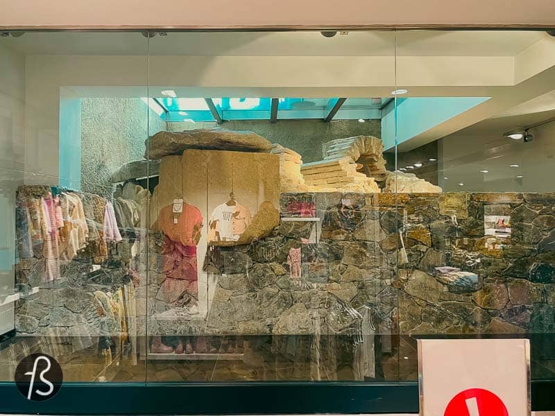 One of these findings was the Roman-era tomb that we can see today inside the Zara store. Due to the Greek rules to protect and preserve archaeological sites, the renovation plans for the subway expansion had to change, and new plans were put into place to present the tomb to the public. This is how a Zara store in Athens ended up with an ancient roman tomb on its ground floor.