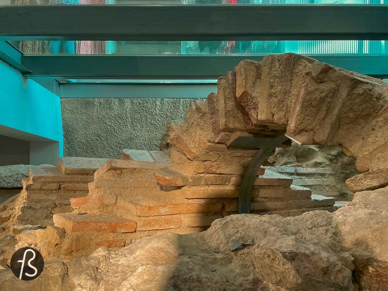 One of these findings was the Roman-era tomb that we can see today inside the Zara store. Due to the Greek rules to protect and preserve archaeological sites, the renovation plans for the subway expansion had to change, and new plans were put into place to present the tomb to the public. This is how a Zara store in Athens ended up with an ancient roman tomb on its ground floor.
