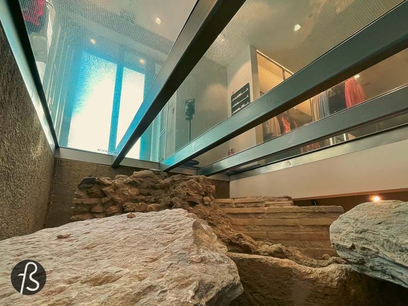 One of these findings was the Roman-era tomb that we can see today inside the Zara store. Due to the Greek rules to protect and preserve archaeological sites, the renovation plans for the subway expansion had to change, and new plans were put into place to present the tomb to the public. This is how a Zara store in Athens ended up with an ancient roman tomb on its ground floor.