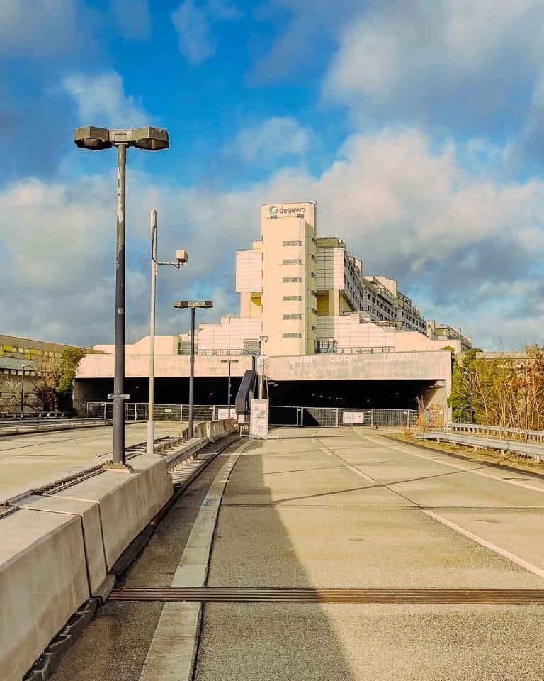 The Schlangenbader Straße tunnel is a key feature of the iconic housing complex called Autobahnüberbauung Schlangenbader Straße, located in Berlin's Wilmersdorf district. It showcases the ambitious urban planning of the 1970s.
