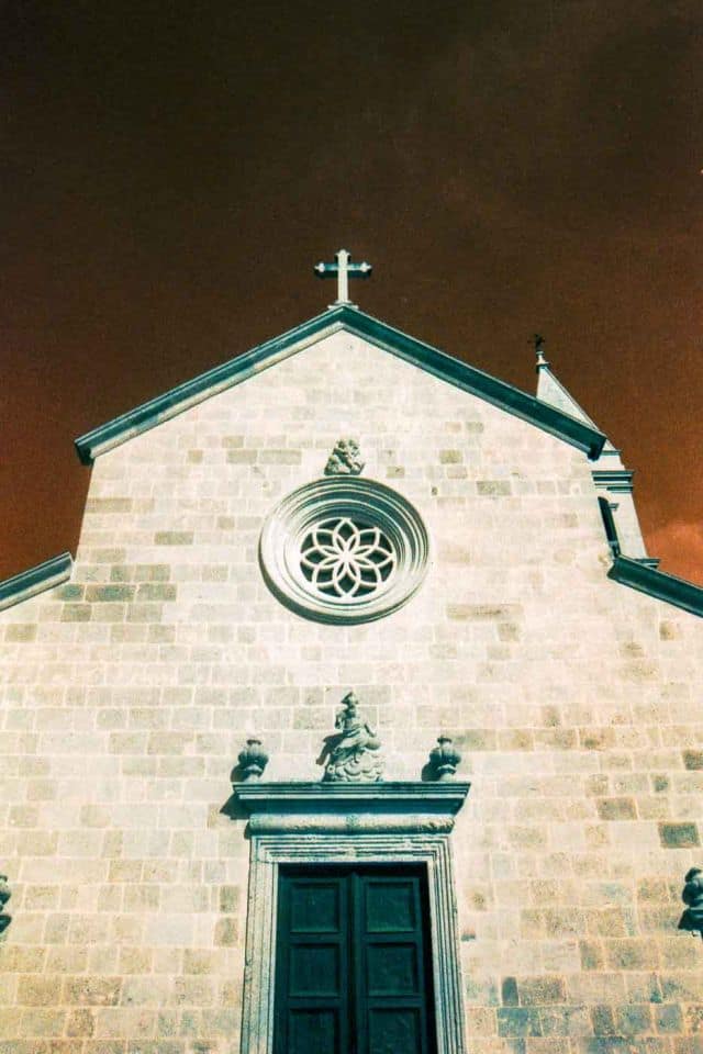 During a recent trip to this Dalmatian gem in the spring of 2025, I managed to capture its unforgettable beauty through the unique perspective of the LomoChrome Turquoise film. I have used this film before, and I loved the weird colors it captures. When the people from Lomography offered me one to test and review, I knew it would be incredible to take it to a new place like Supetar.